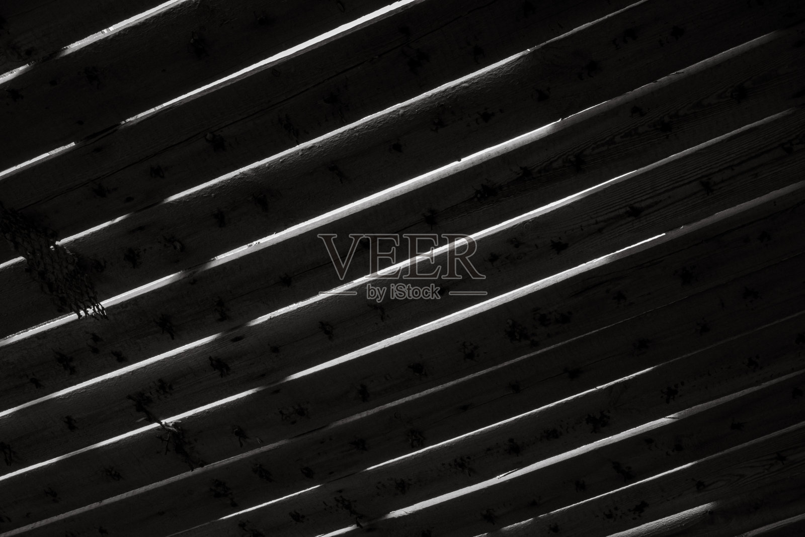 灰色的木条，光线从上面照进来照片摄影图片