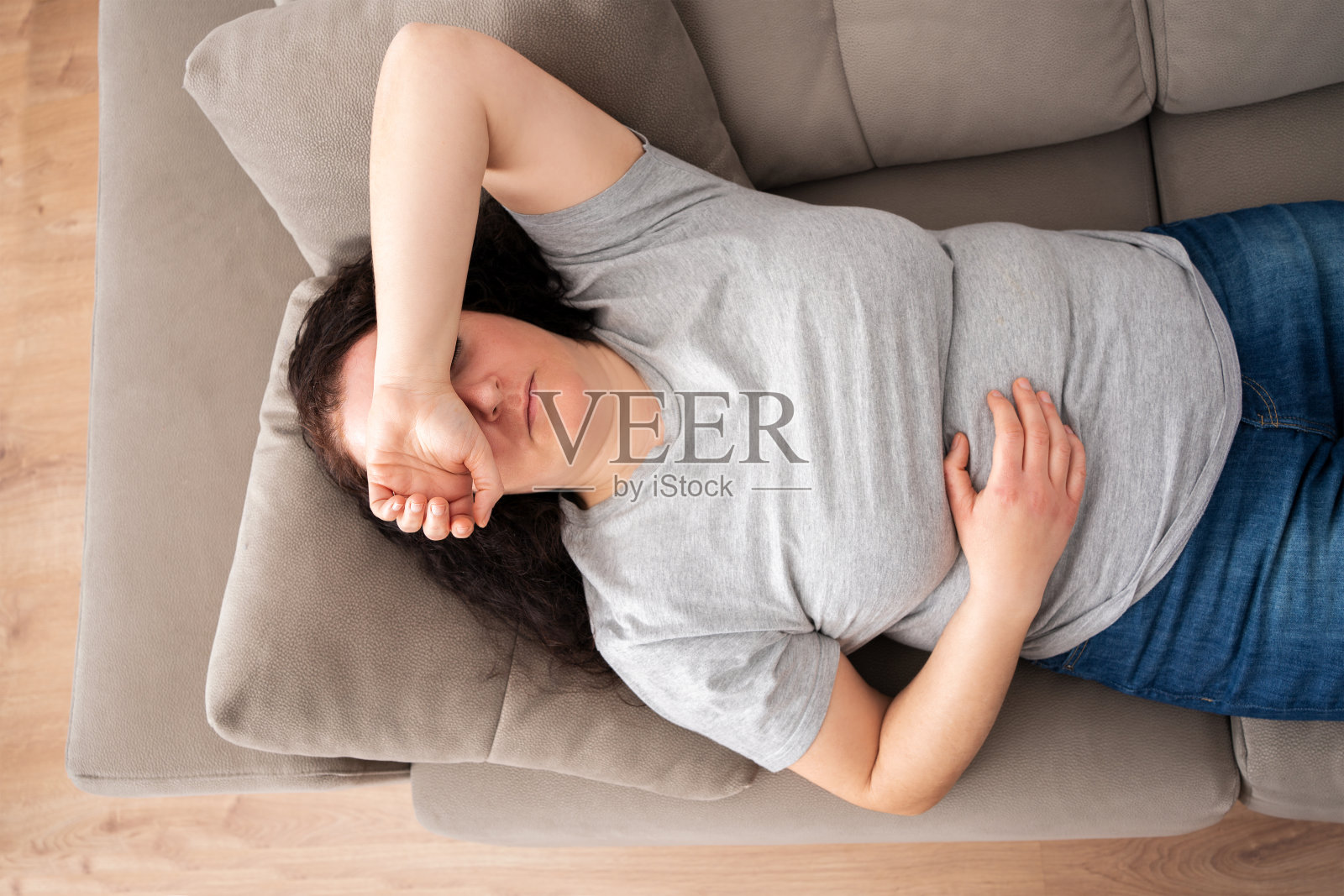 躺在家里舒适沙发上的女人照片摄影图片