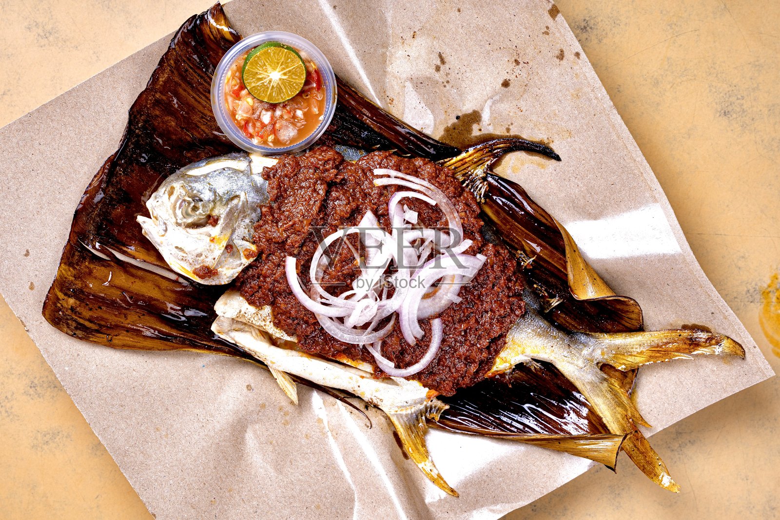 亚洲新鲜炒锅煎烧烤烤海鲜海鲈鱼加辣洋葱辣椒参巴酱酸橙香蕉叶咖啡馆酒店豪华清真素食餐厅宴会菜单照片摄影图片