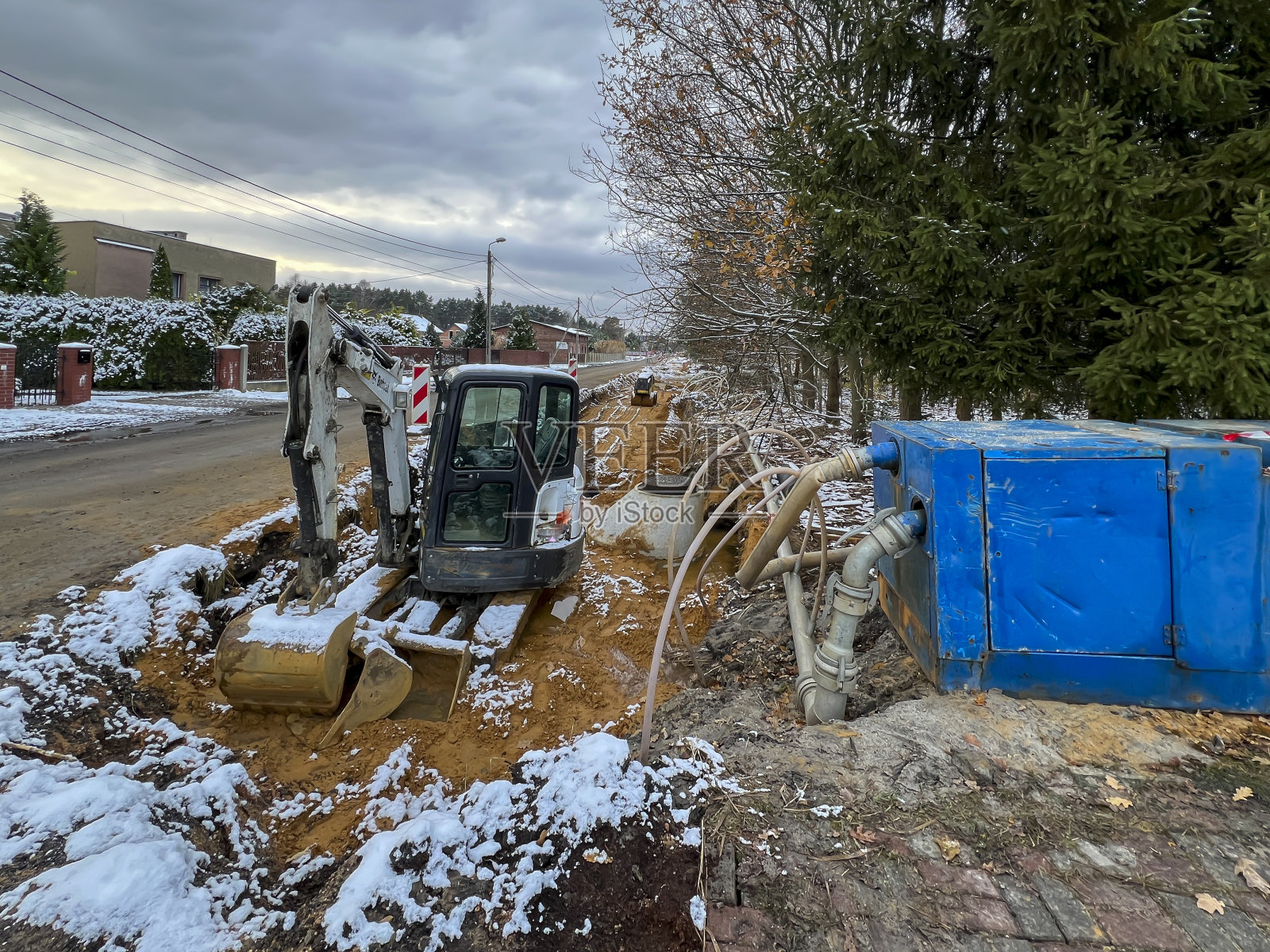在潮湿地区修建道路和人行道时使用井点排水照片摄影图片