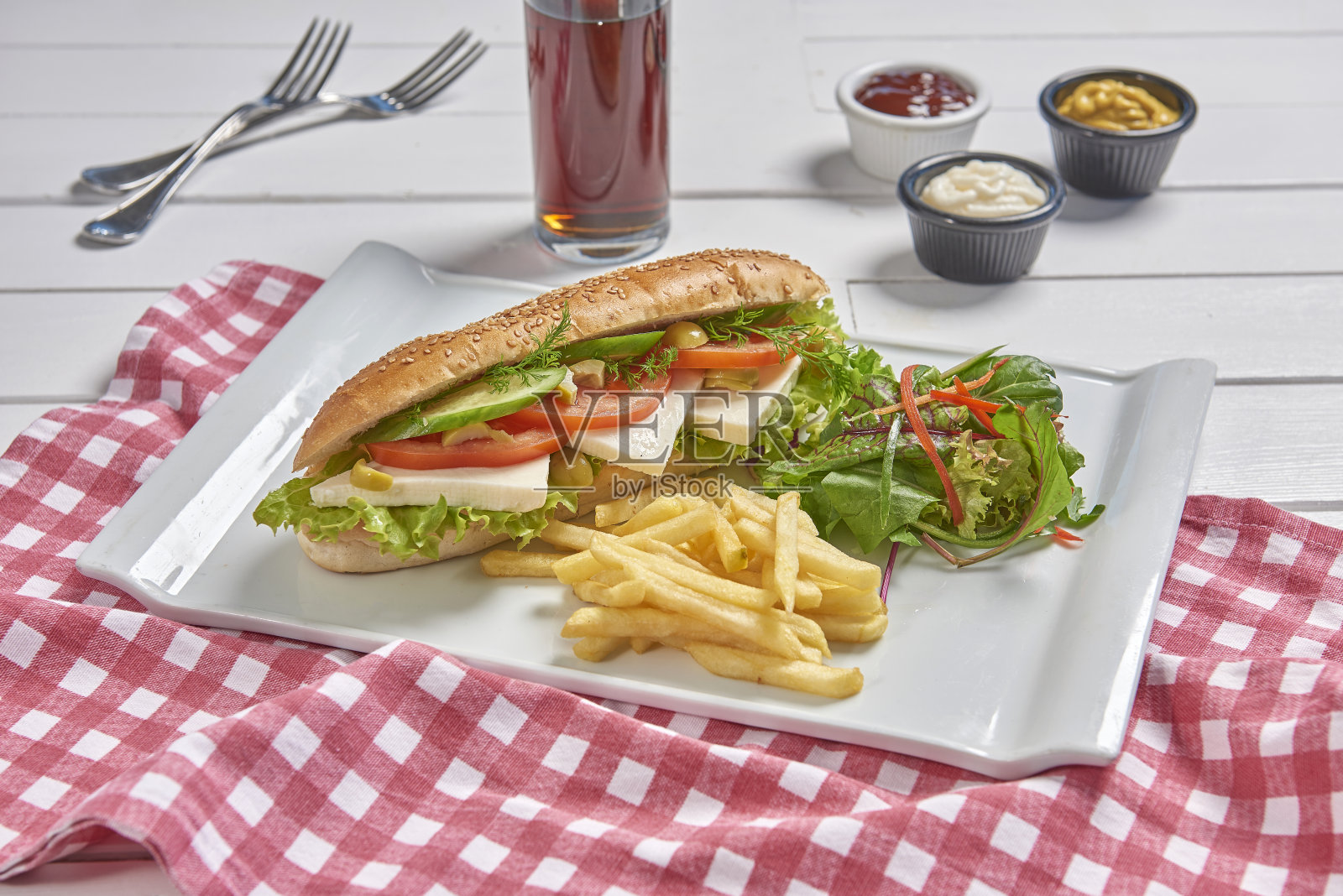 美味的三明治和油炸番茄沙拉风格的菜单酱背景风格。照片摄影图片