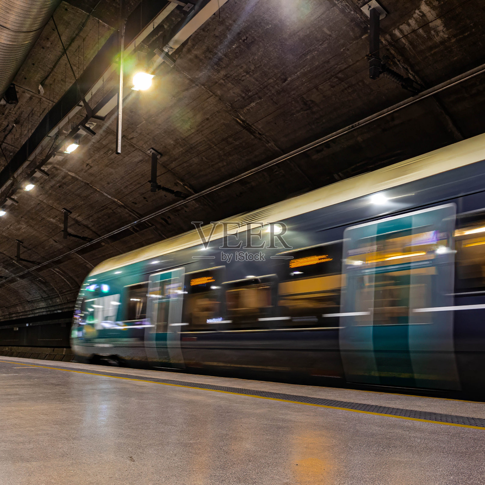 地下之旅:一列火车通过地铁的通道照片摄影图片