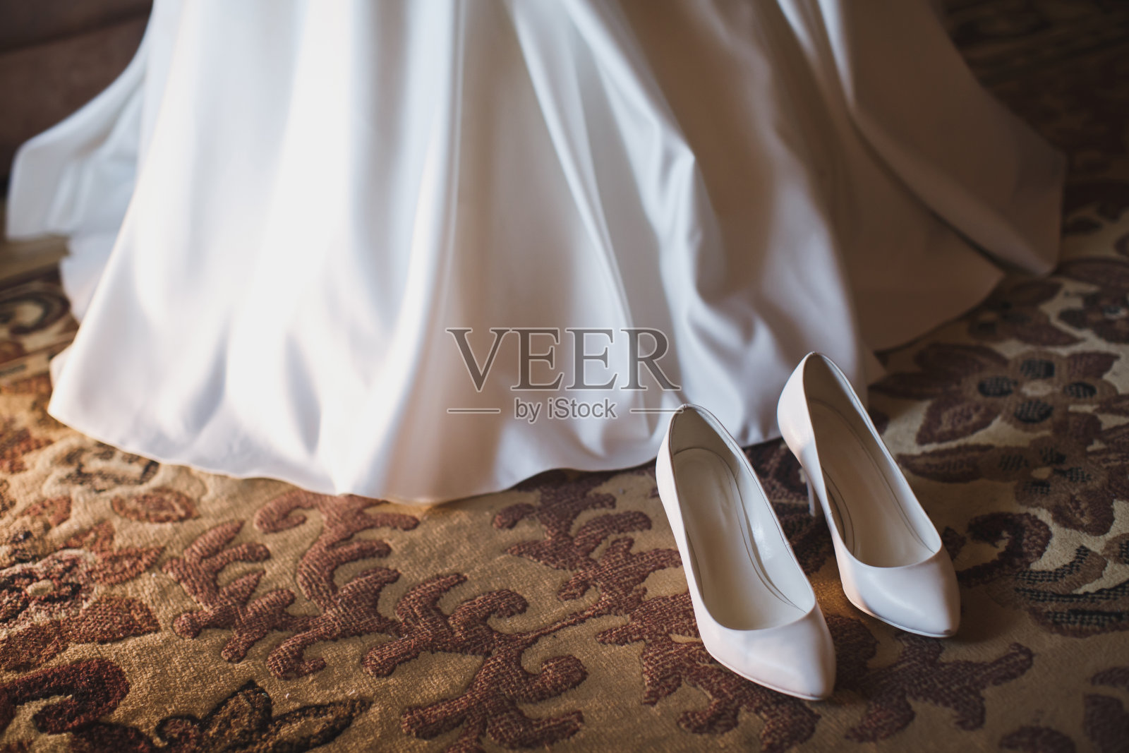 新娘脚上穿上白色的鞋子照片摄影图片