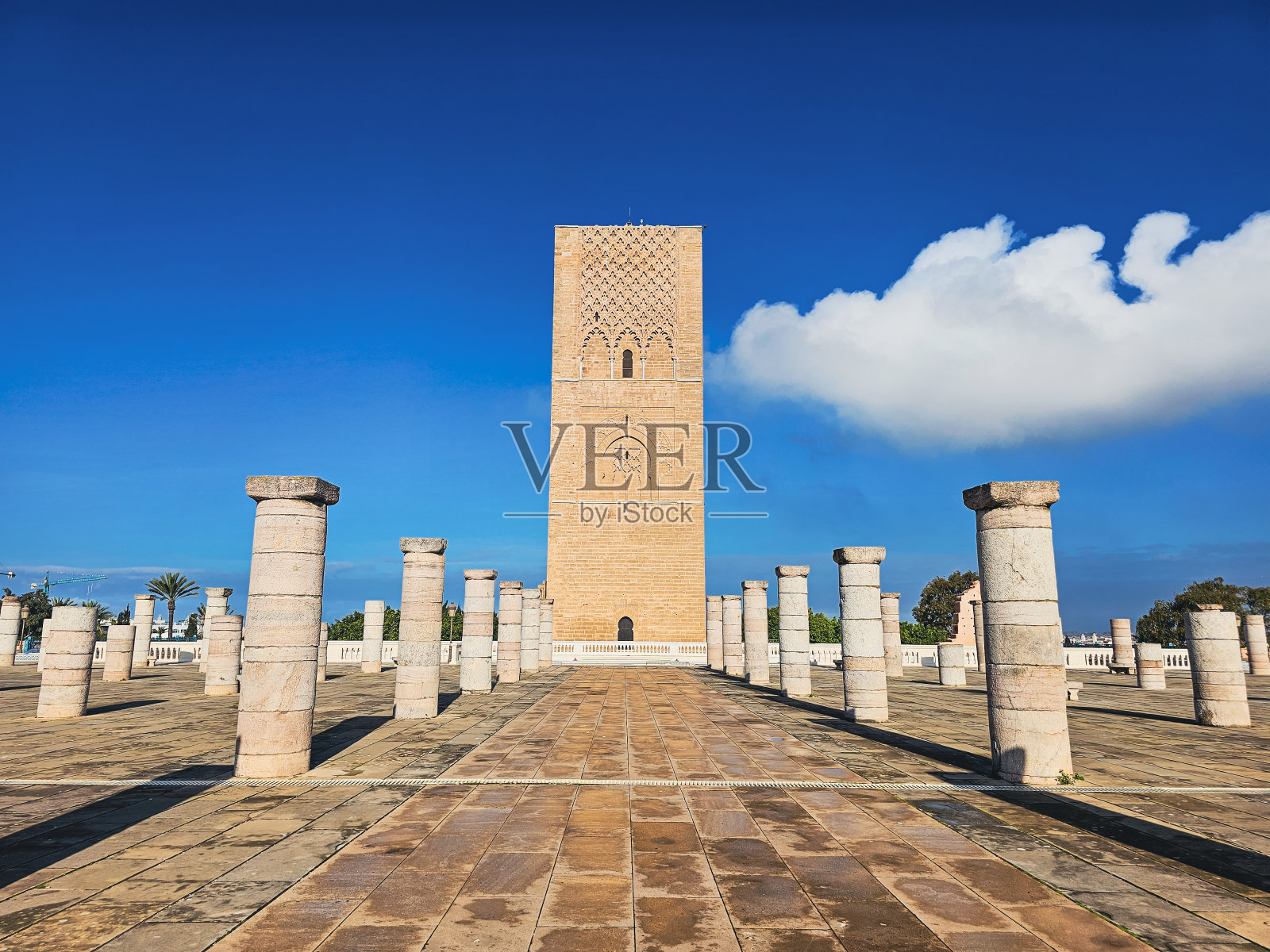 摩洛哥拉巴特一座未完工的清真寺的尖塔——哈桑塔的风景。照片摄影图片
