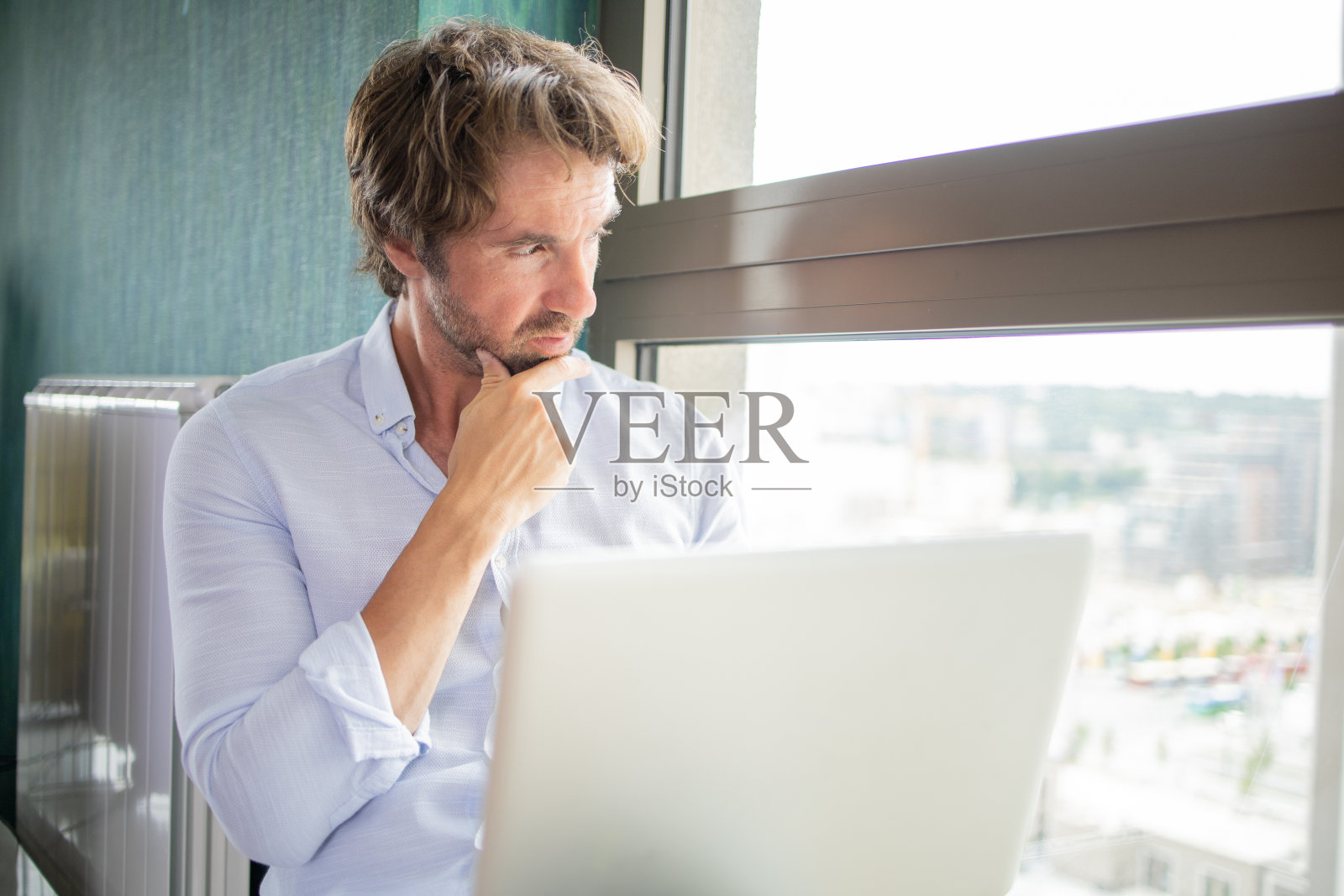 年轻人在家工作照片摄影图片