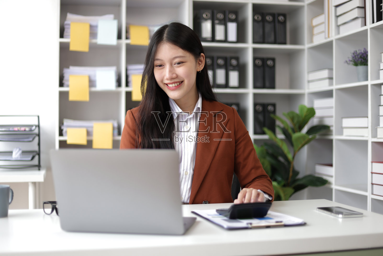 快乐的亚洲商人工作分析财务文件，发票，计算会计和财务规划。照片摄影图片