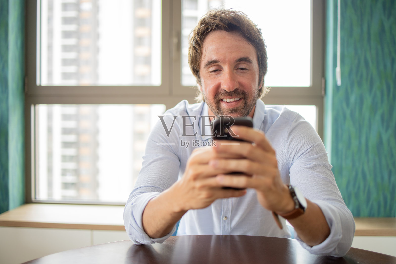 一个年轻人使用智能手机的照片照片摄影图片