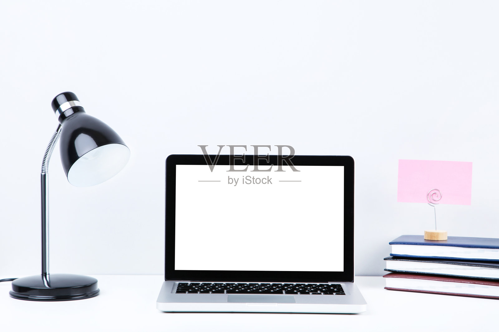 笔记本电脑，书，电灯和灰色背景的白纸照片摄影图片
