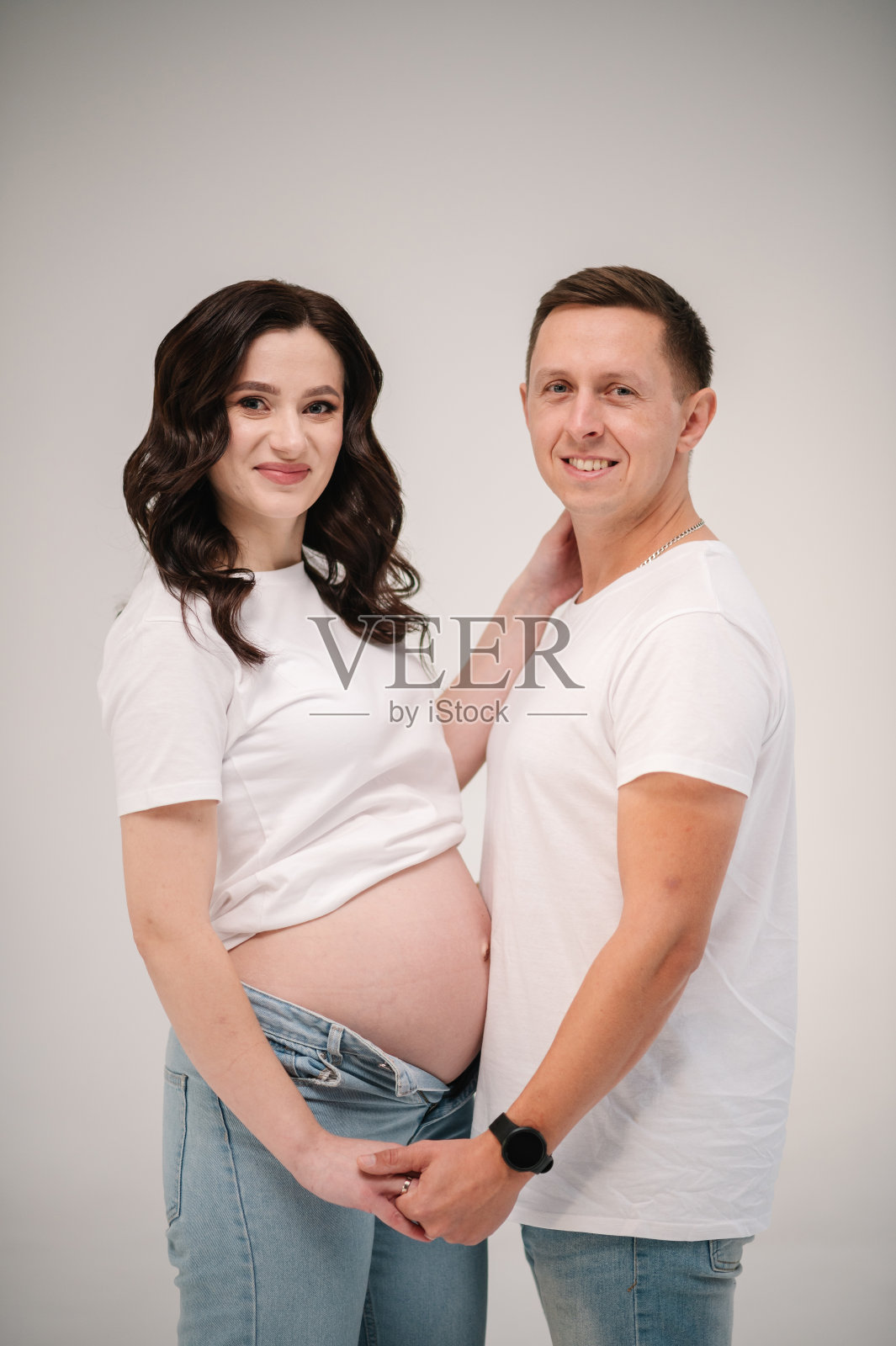 情侣居家拥抱，孕妇抚摸孕肚照片摄影图片