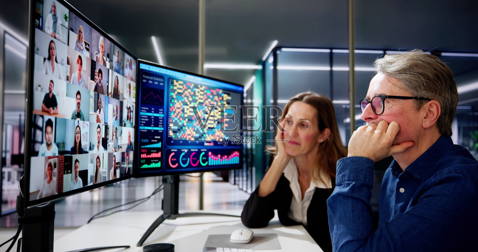 视频会议培训中感到无聊的员工照片摄影图片