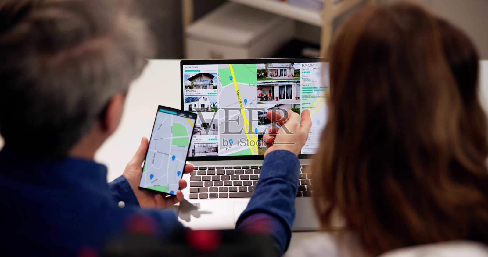 夫妇家庭寻找房地产照片摄影图片