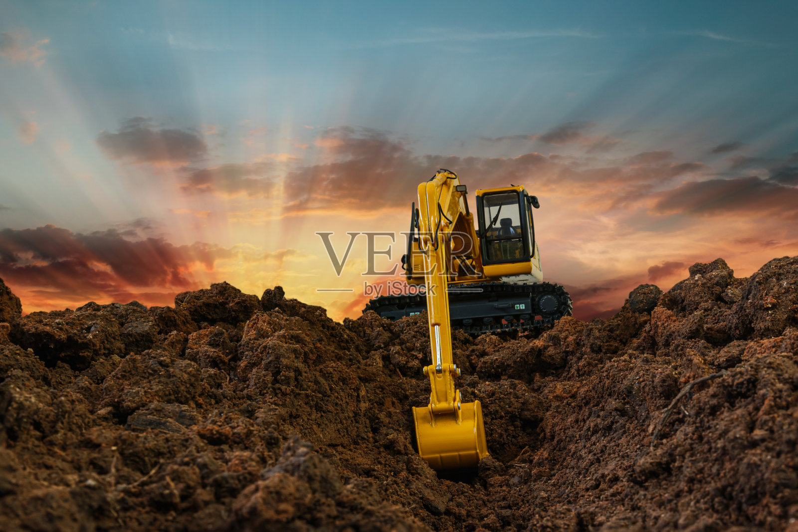 履带式挖掘机正在施工现场挖土照片摄影图片