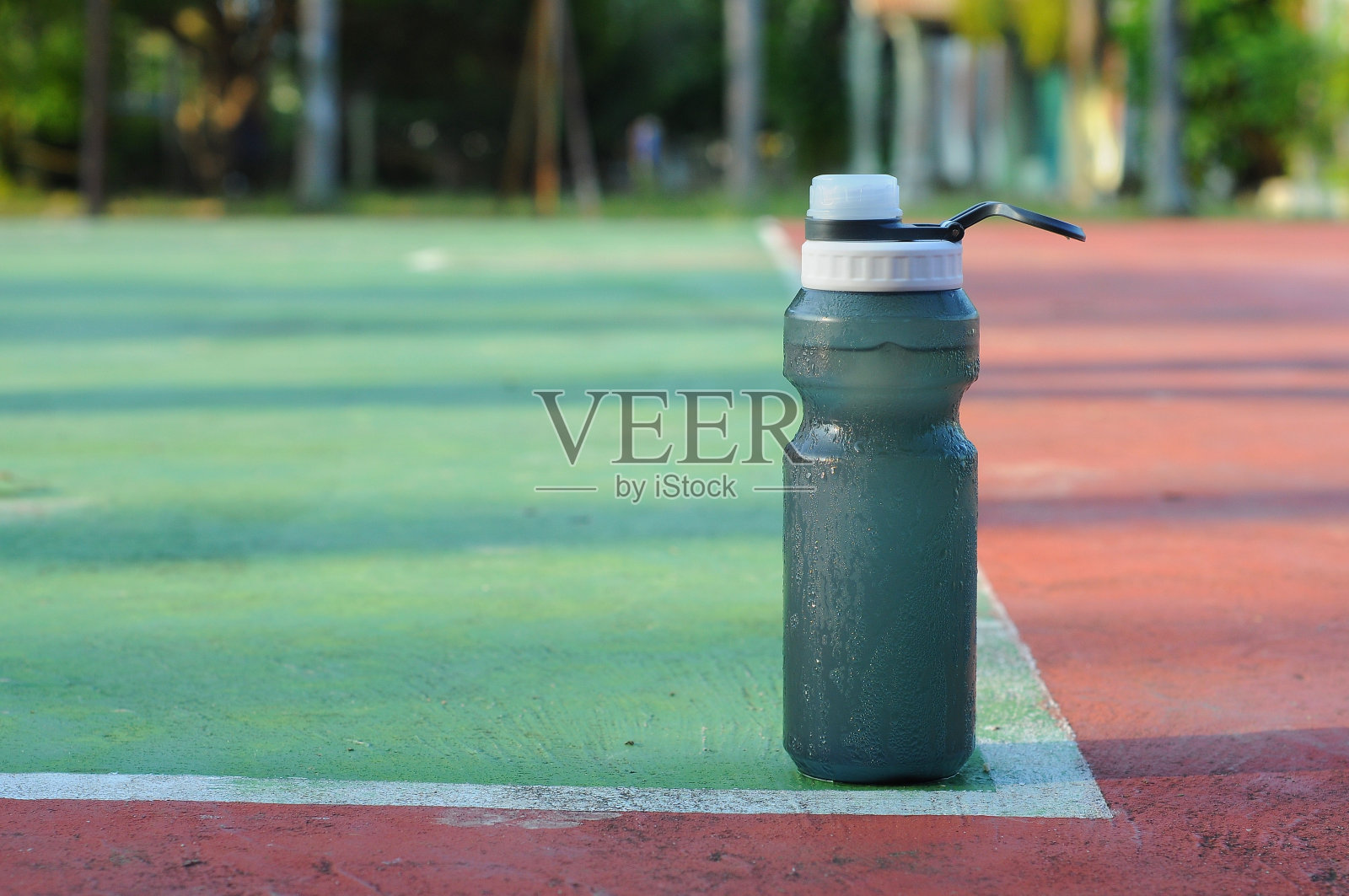 运动场上的运动饮料瓶照片摄影图片
