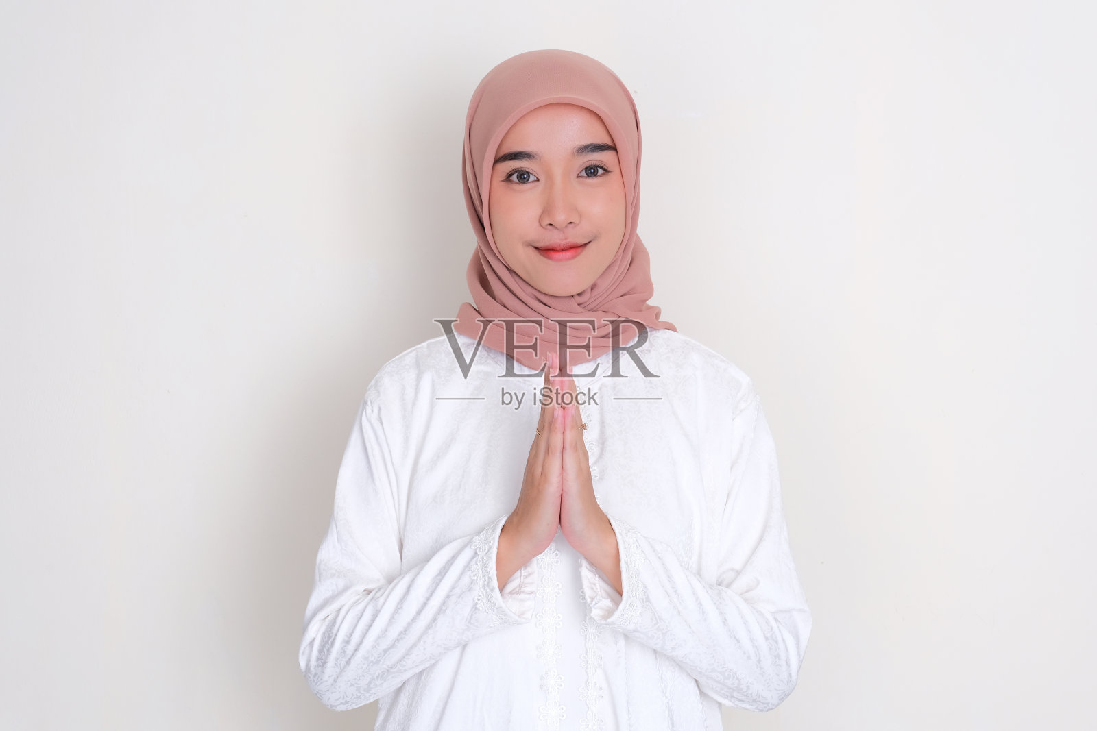 穆斯林亚洲妇女摆出问候姿势照片摄影图片