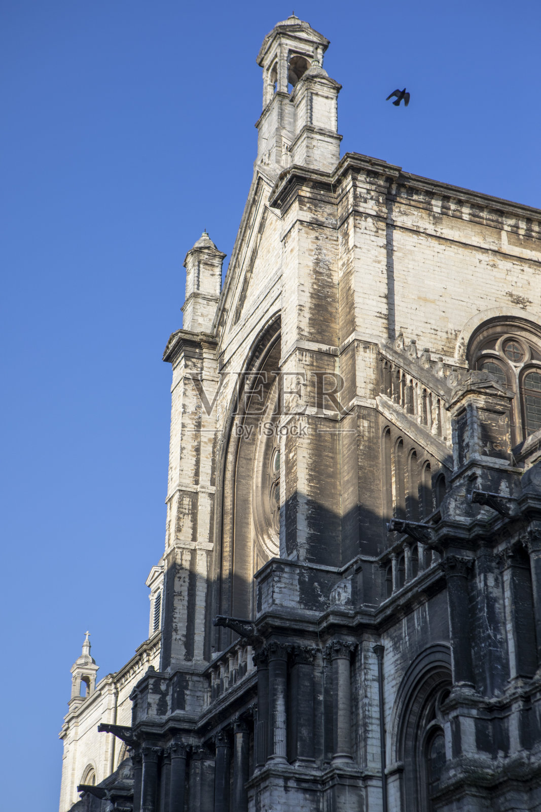 巨大的哥特式教堂外观和晴朗的蓝天照片摄影图片