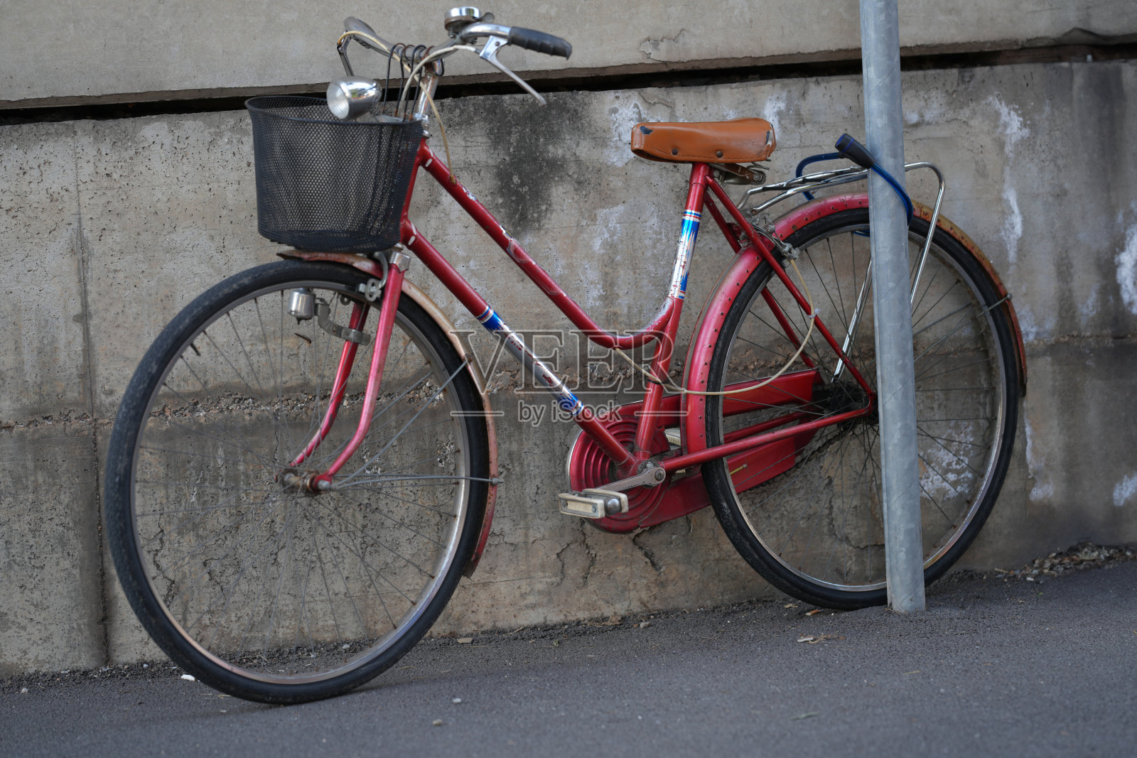 墙旁的旧自行车照片摄影图片