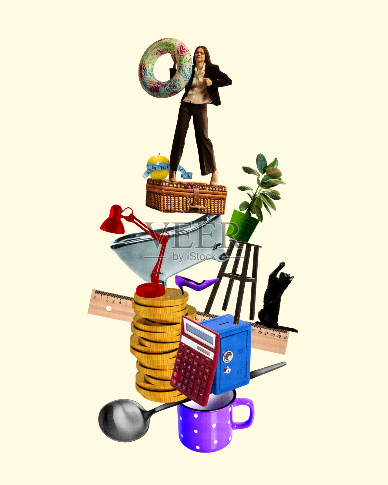 办公室和家庭用品，商务女性在上面有游泳圈，猫伸展，象征着女性的多任务处理。概念当代艺术拼贴。照片摄影图片