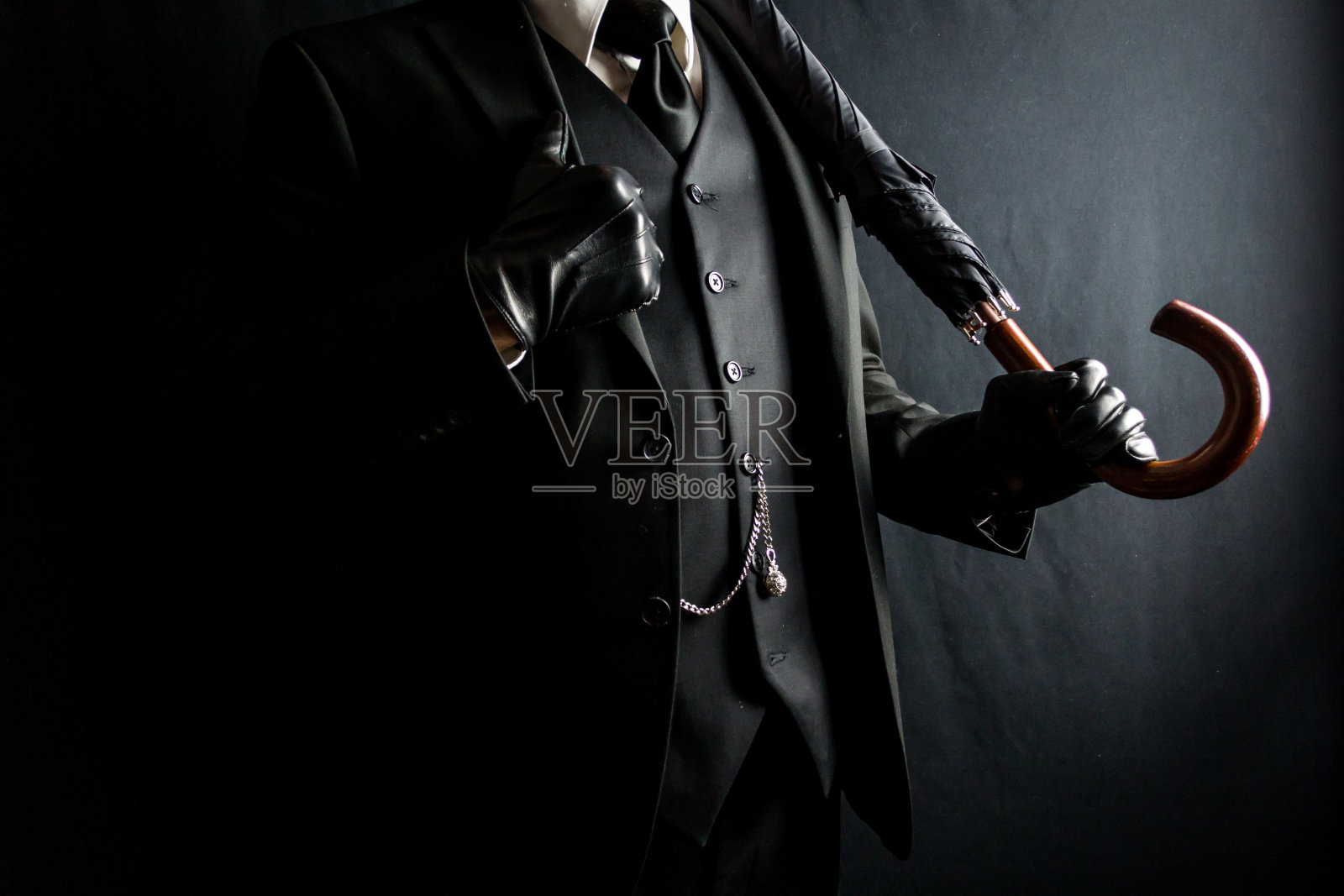 西装先生拿着伞照片摄影图片