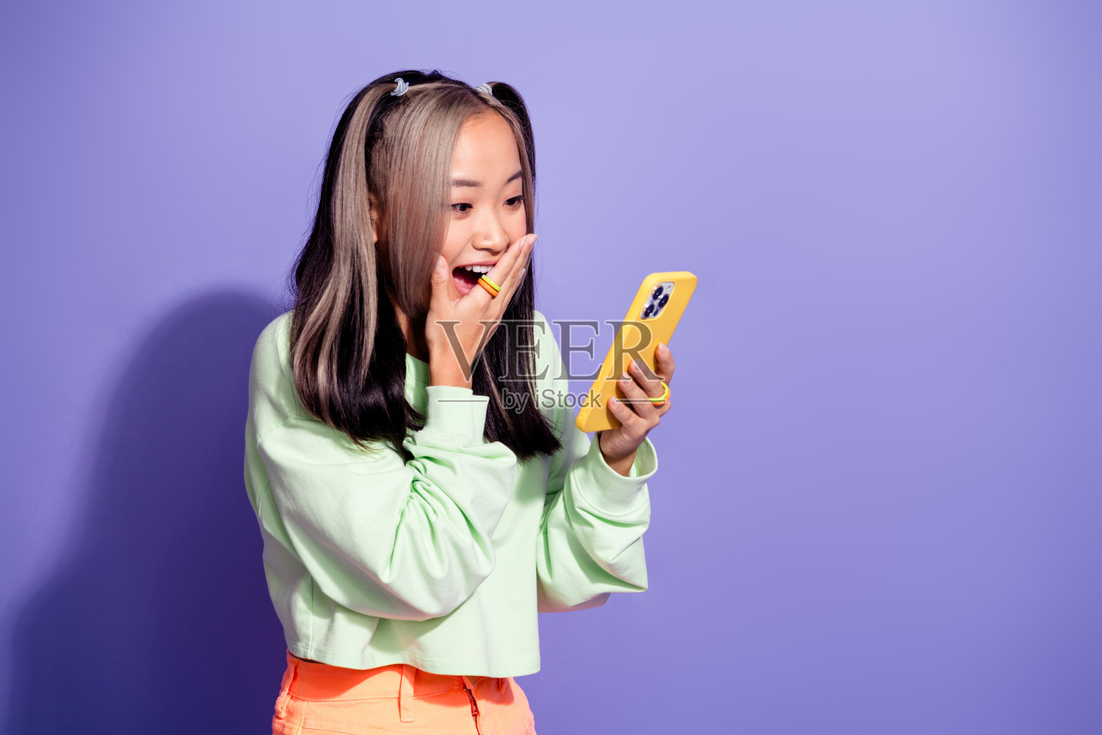 年轻的博客女孩的照片惊讶闭上嘴意想不到的难以置信的反应百万美元的帐户在紫色的背景照片摄影图片