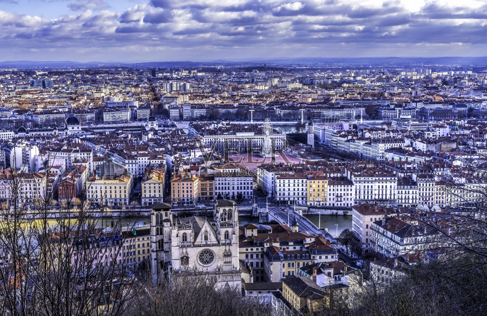 色彩缤纷的大教堂广场贝勒库尔老城城市景观里昂法国照片摄影图片