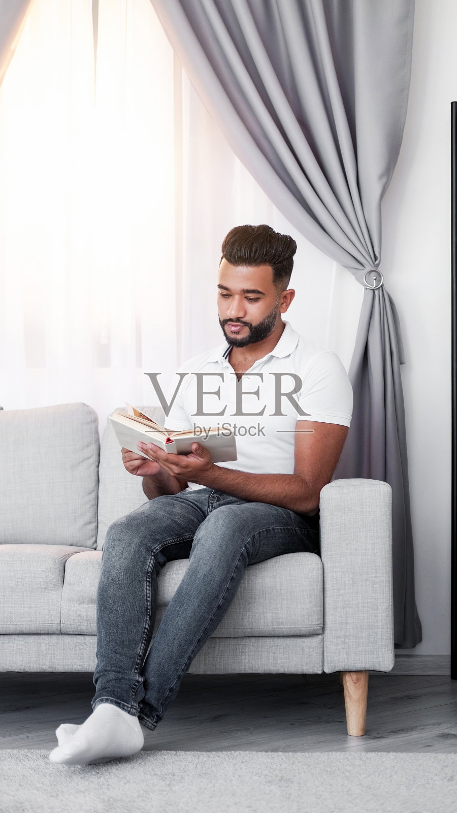 在家读书，放松，参与，享受小说照片摄影图片