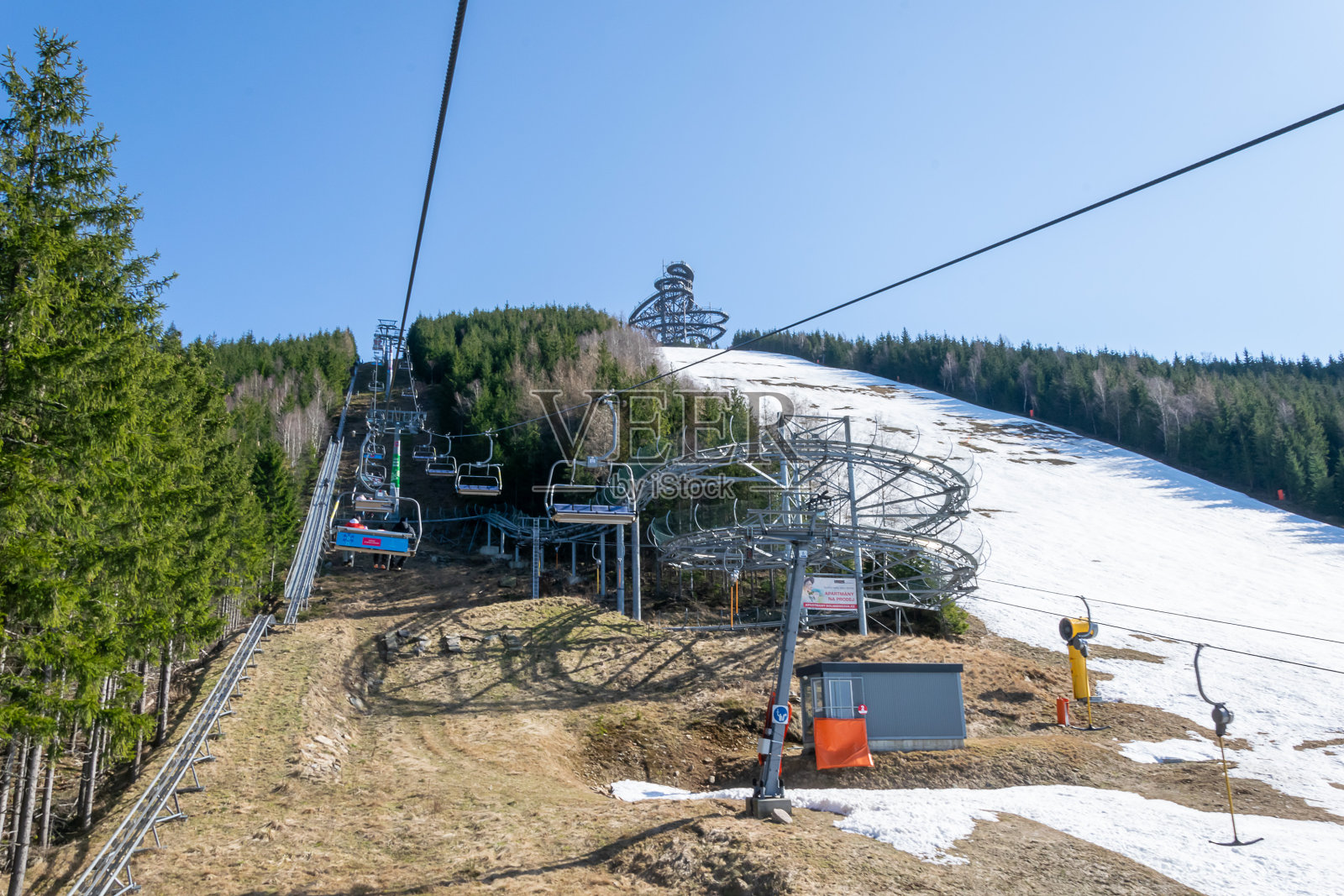 斯涅兹尼克缆车在一个美丽的阳光明媚的日子照片摄影图片