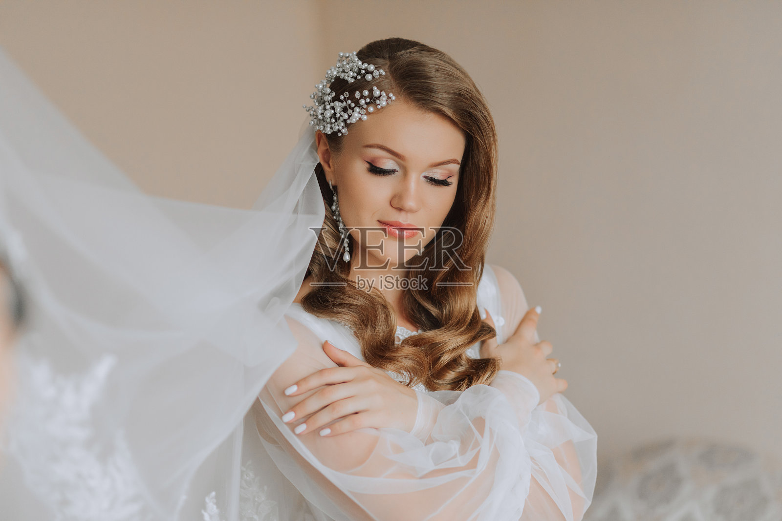 一个金发新娘的肖像，穿着有袖子的婚纱照片摄影图片