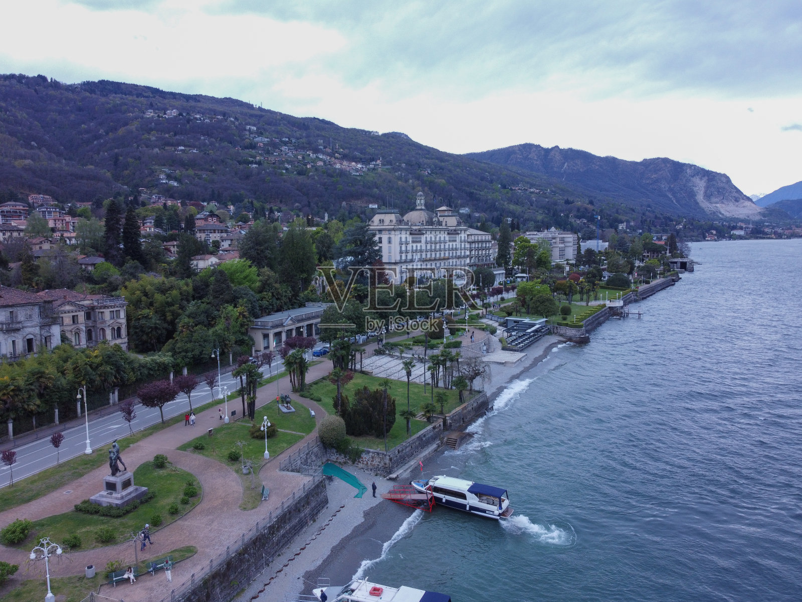 意大利，科莫湖边最美丽的村庄之一，有房子和树木照片摄影图片