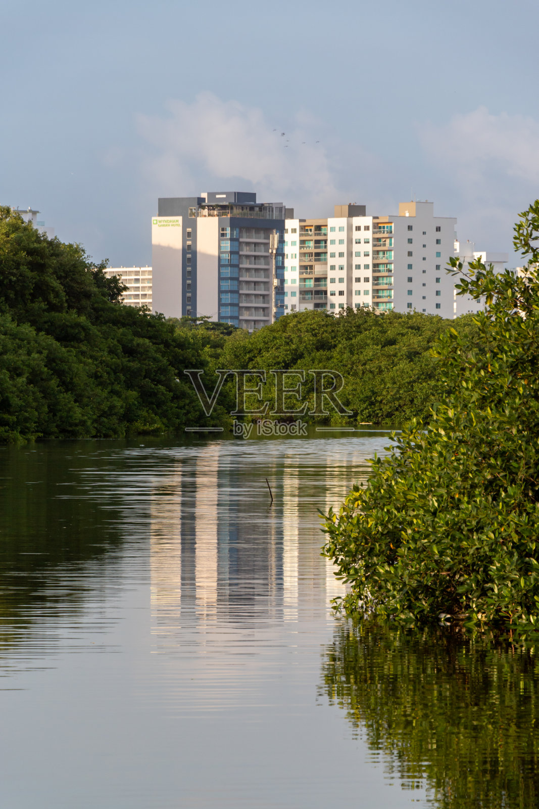 蓝天中间湖面上建筑物的倒影照片摄影图片