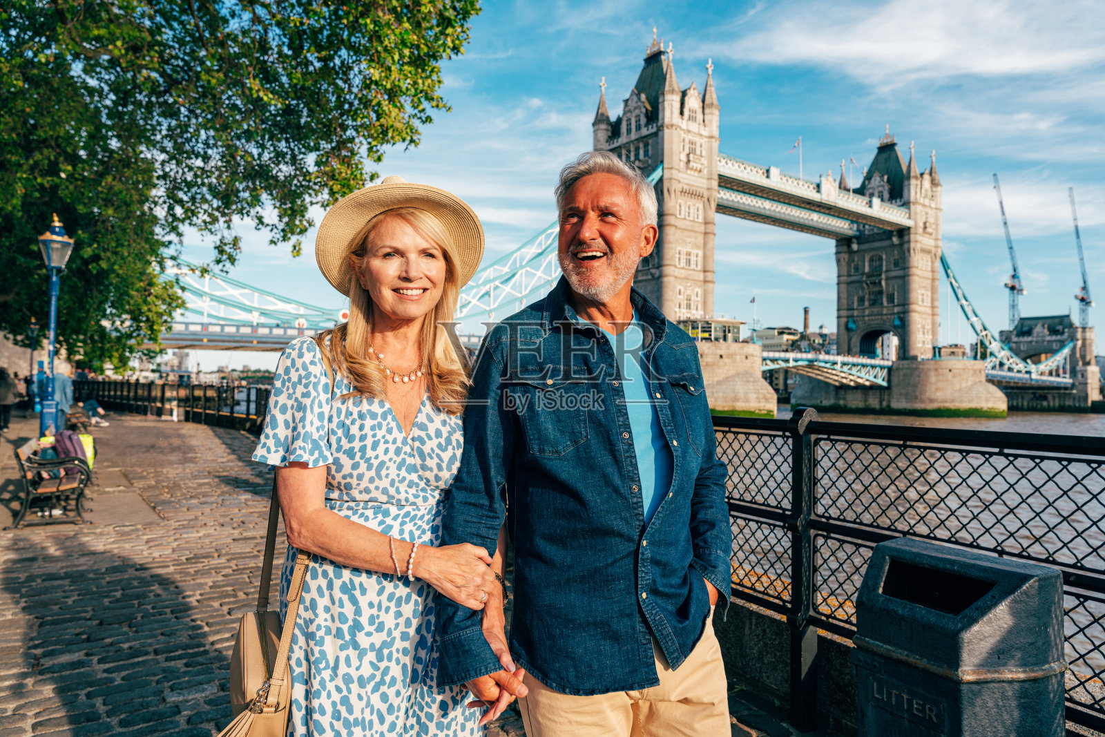 幸福的老年夫妇在伦敦共度时光照片摄影图片