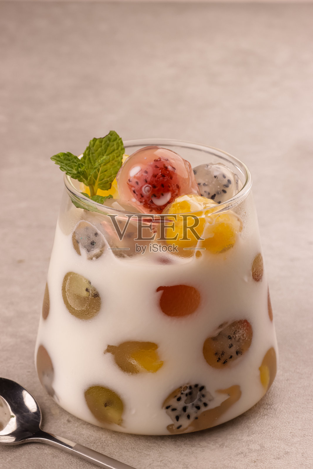 水果果冻球饮料加奶油。照片摄影图片