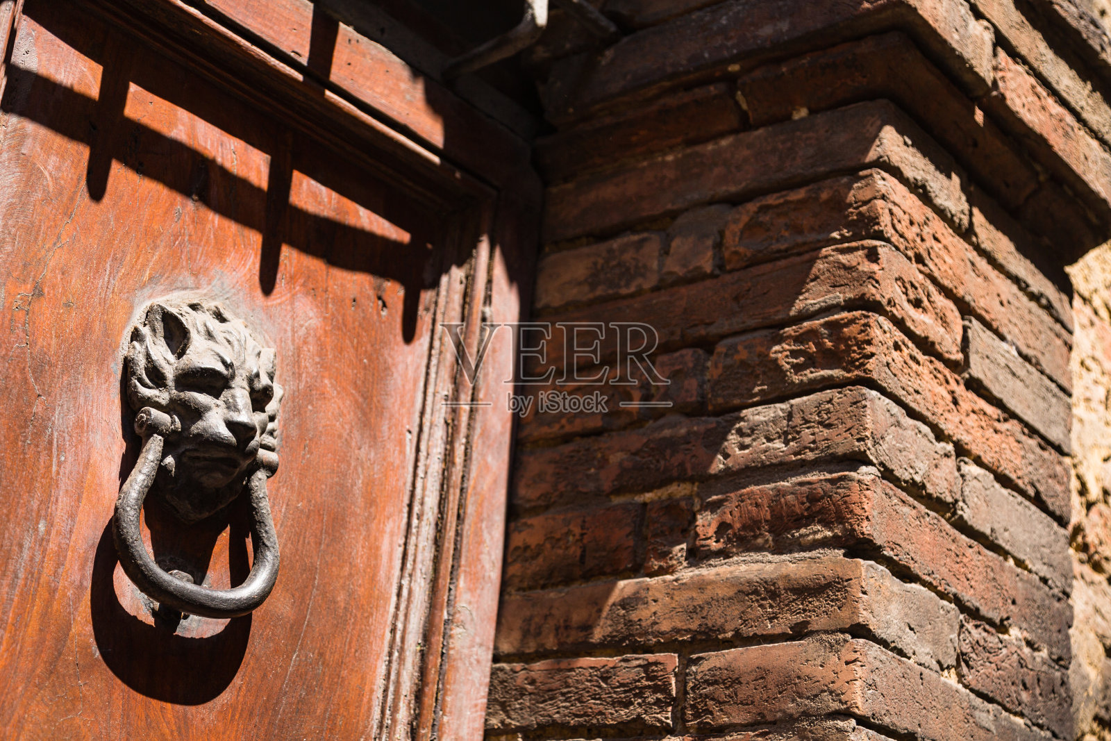 意大利锡耶纳老城一所私人住宅里的狮子门环照片摄影图片