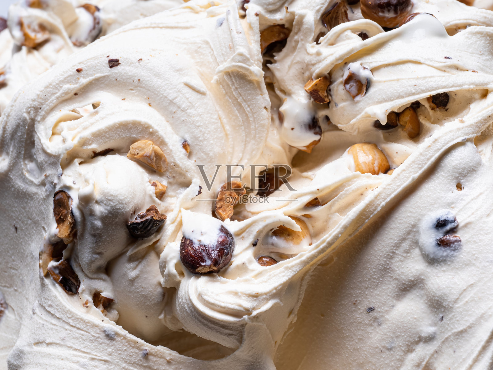 榛子味冰淇淋，框架饱满。关闭了。照片摄影图片