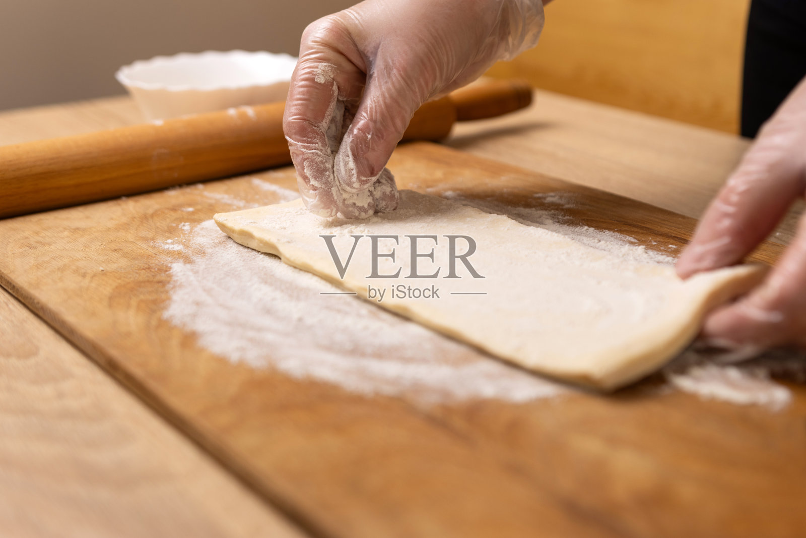 准备并擀开酥皮。酥皮菜的制作。照片摄影图片