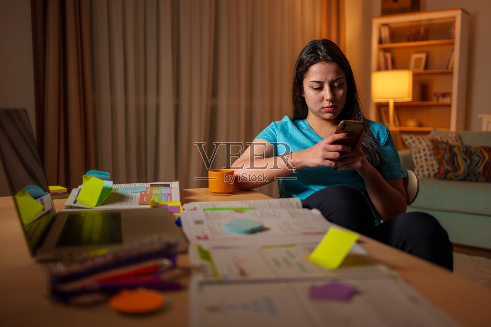 从工作中休息一下，花点时间玩手机照片摄影图片