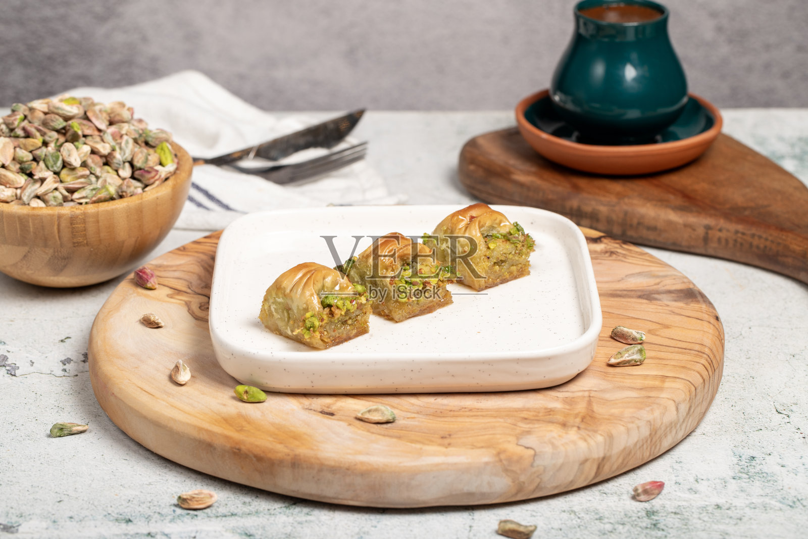 Cimcik果仁蜜饼。地中海风味。开心果果仁与土耳其咖啡在质朴的桌子上，斋月或假日甜点的概念照片摄影图片