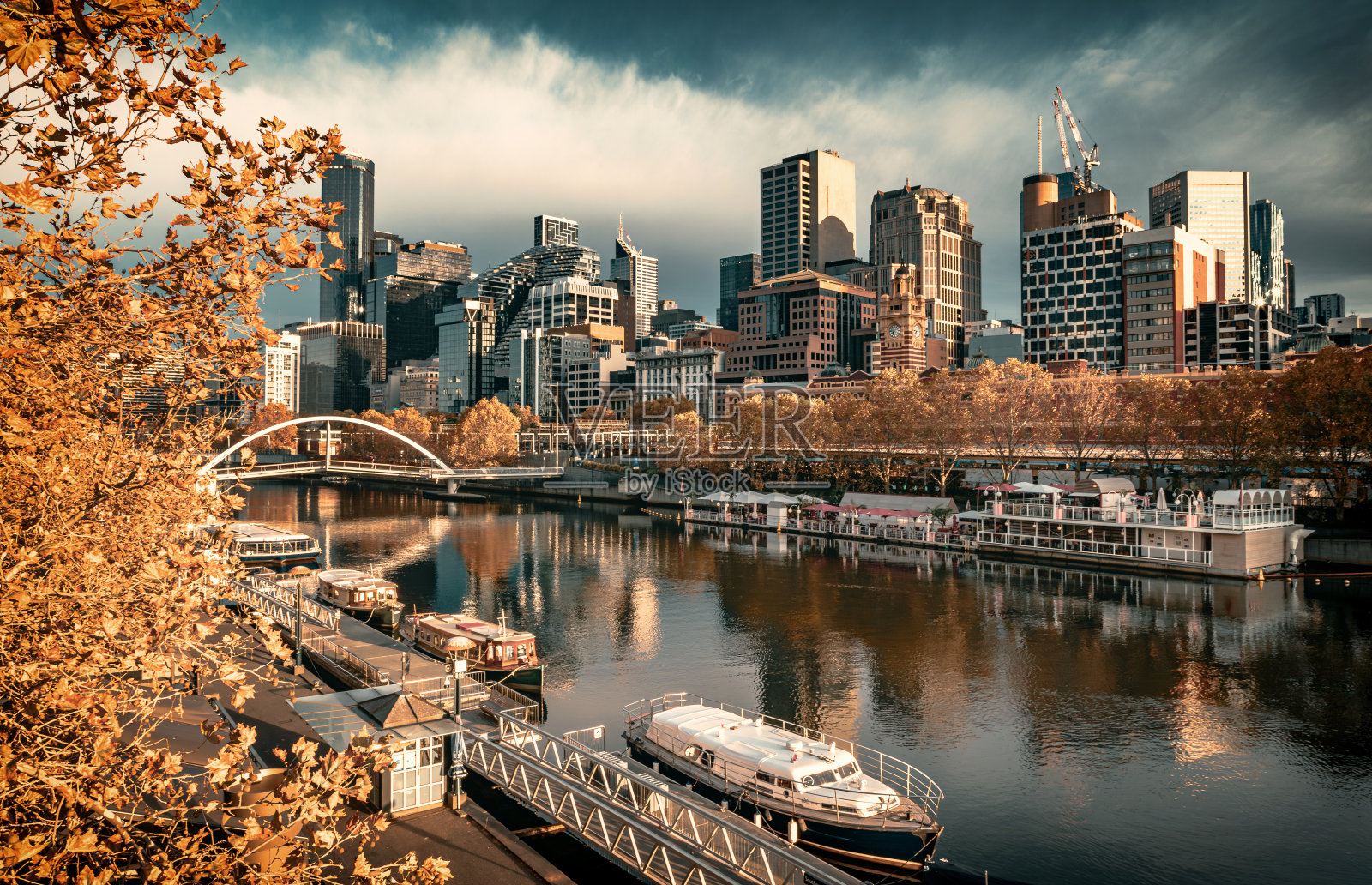 秋天的墨尔本城和雅拉河的景色照片摄影图片