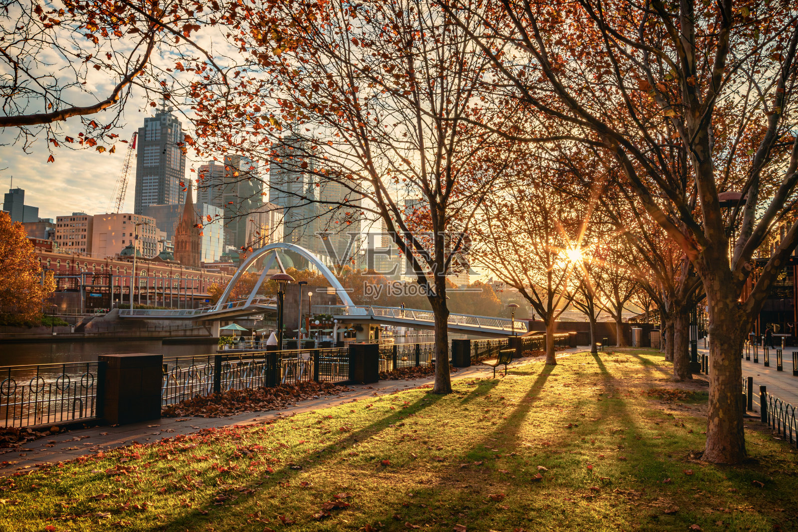秋天，墨尔本城和雅拉河的日出景色照片摄影图片
