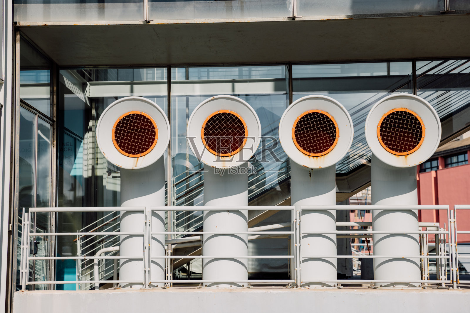 水族馆建筑前通风管道的特写照片摄影图片