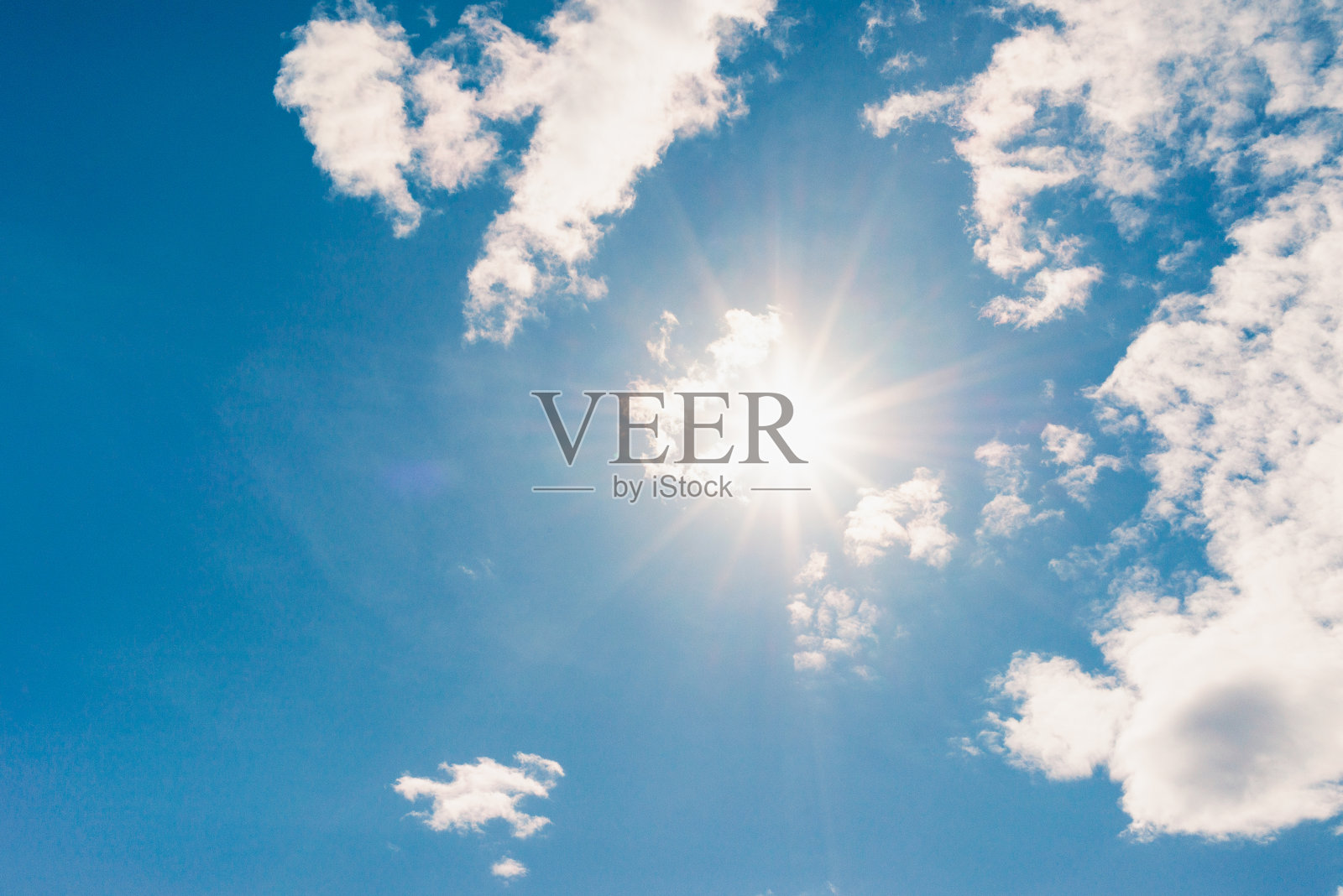 蓝天、阳光、晴朗的天气以云为美丽的自然抽象背景。照片摄影图片