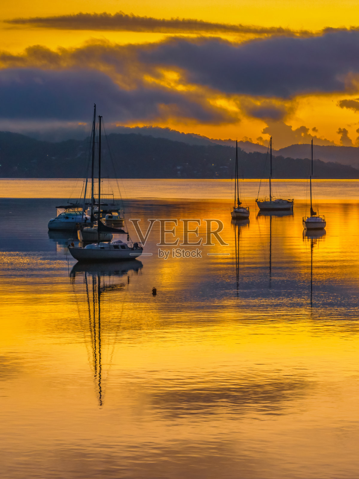 空中日出水景与船，云和雾在山脉照片摄影图片
