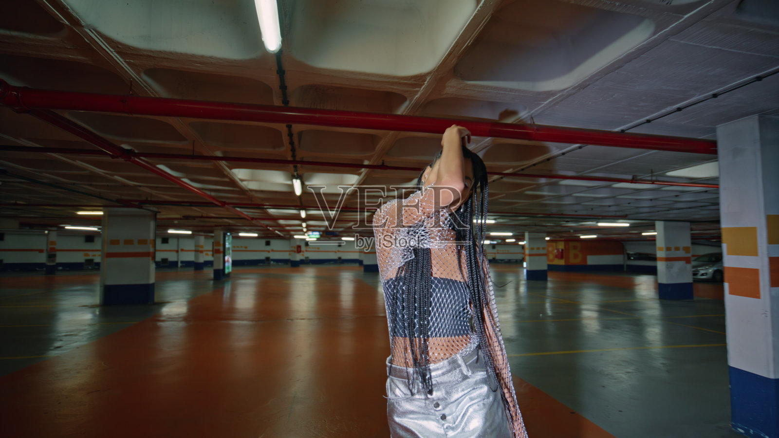 感性的女士移动的手步夜间停车特写。女人看相机照片摄影图片