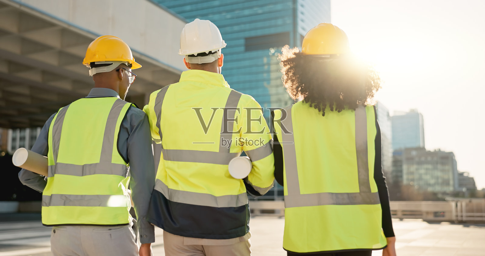 人员，工程师和建筑师团队在城市中进行施工，维护或现场建设。建筑项目或计划团队工作中的员工、工程师或承包商的后视图照片摄影图片