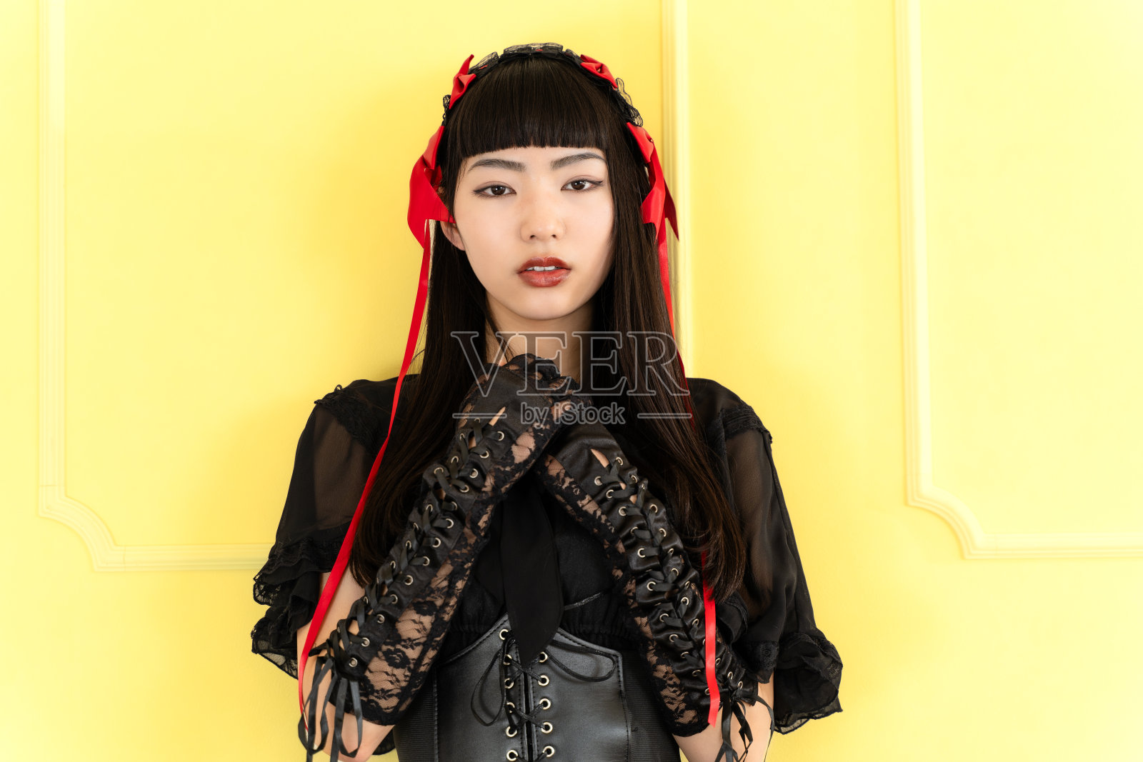 穿着哥特式洛丽塔服装的女人照片摄影图片