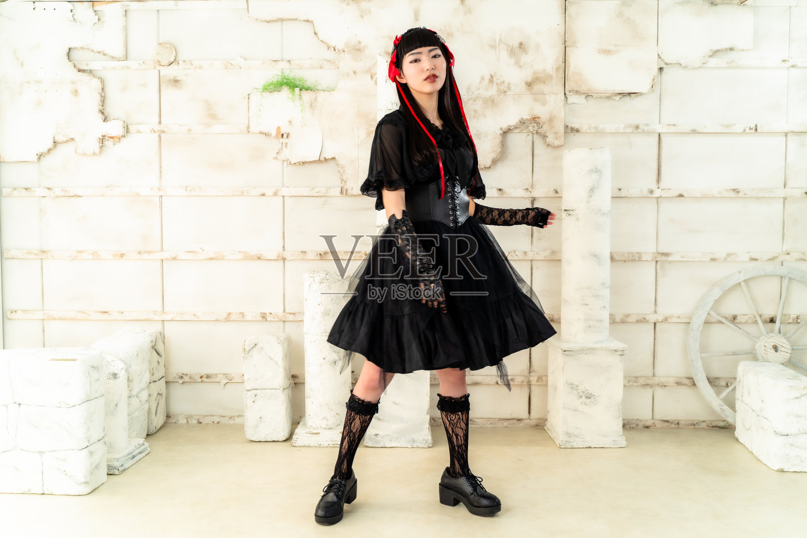 穿着哥特式洛丽塔服装的女人照片摄影图片