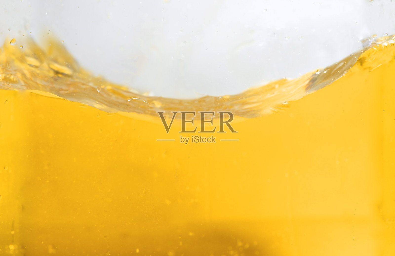 橙汁溅在白色背景上，新鲜健康和饮料照片摄影图片