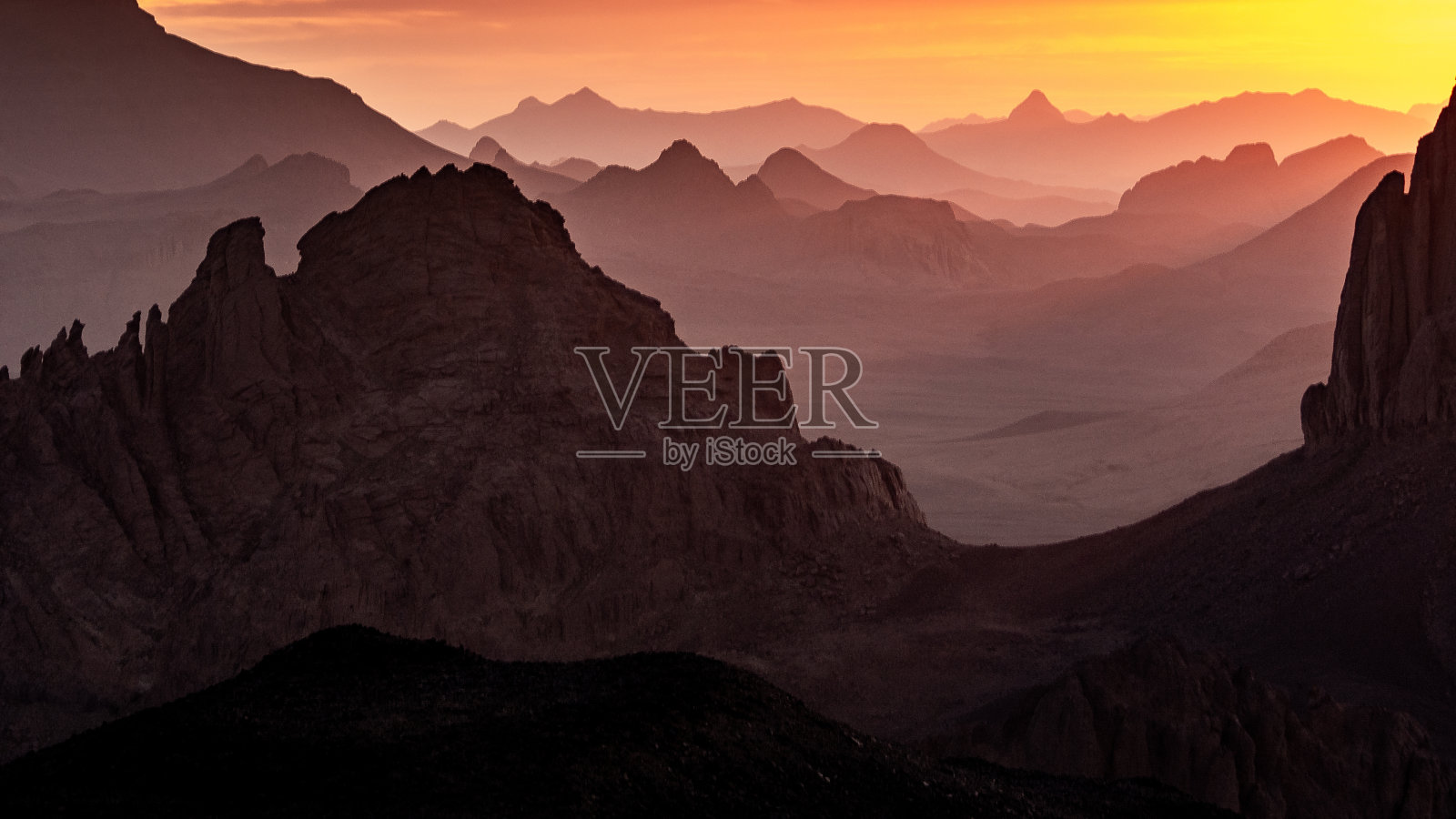 阿尔及利亚撒哈拉沙漠中的霍格尔山脉景观。照片摄影图片