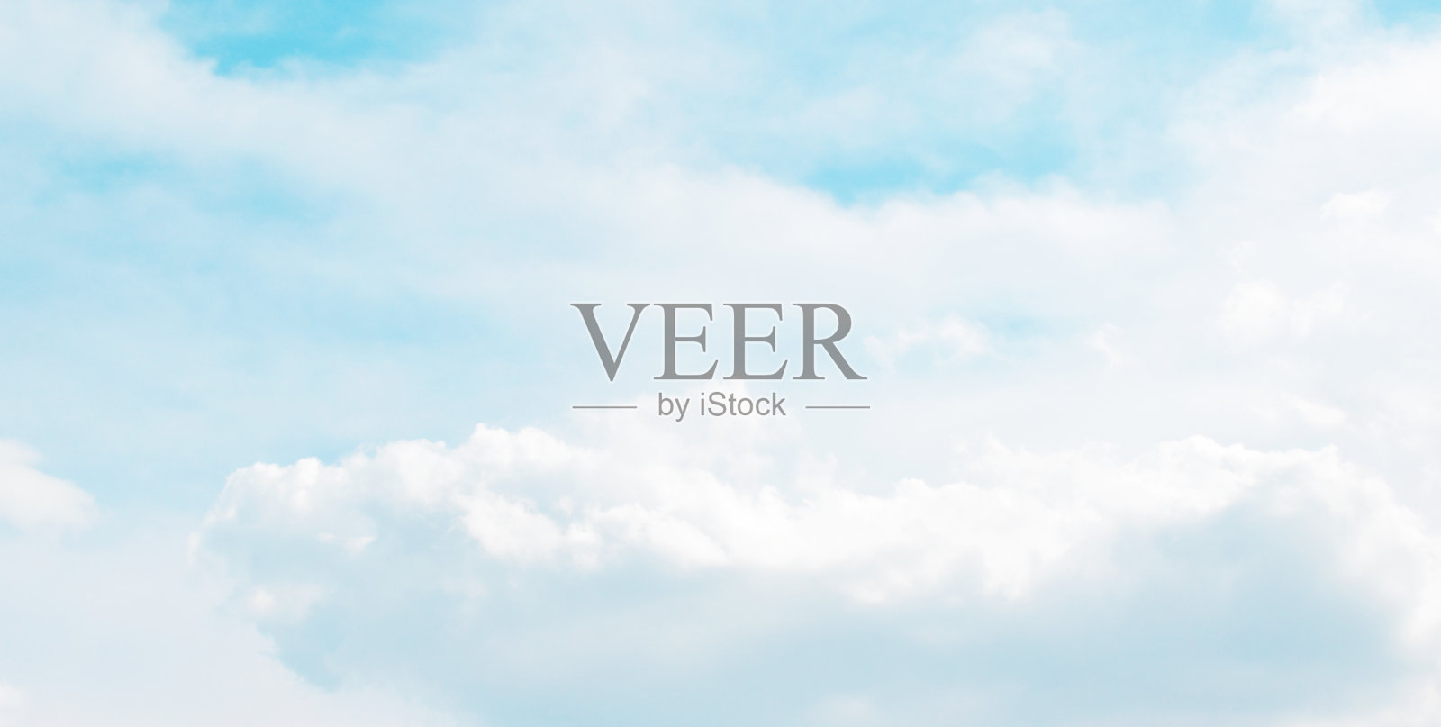 蓝天上有积云白色的毛绒绒的云。软模糊粉彩天空的背景背景。照片摄影图片