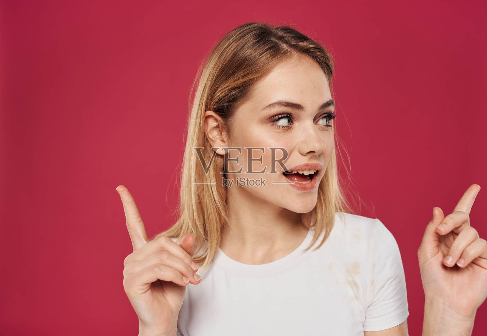 手比划食指快乐的金发红模特背景照片摄影图片