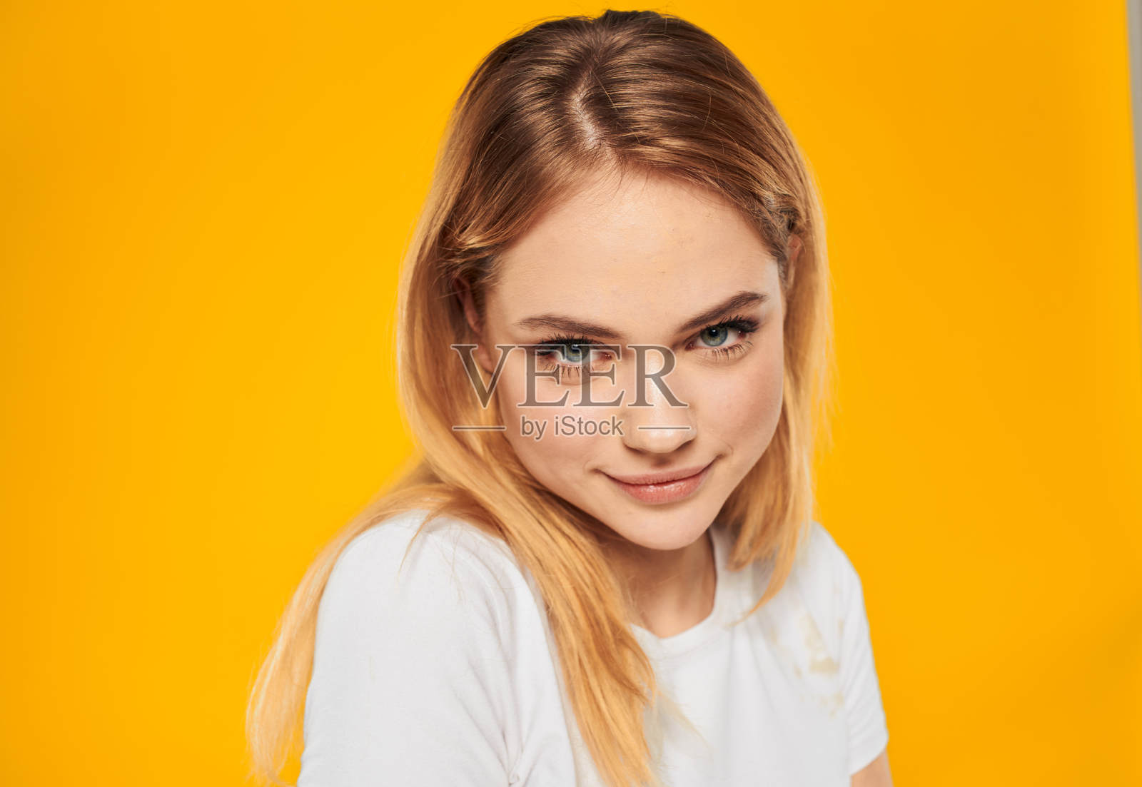 美女肖像微笑情感金发碧眼照片摄影图片